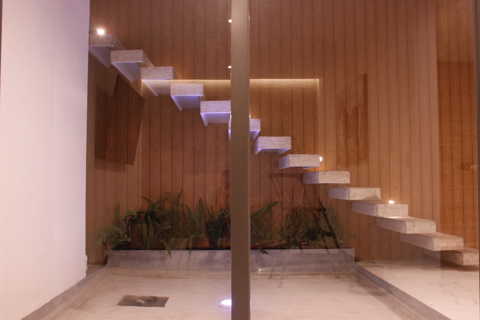 CASA JCB, Pompa + Caporal Pompa + Caporal Pasillos, vestíbulos y escaleras de estilo moderno Mármol