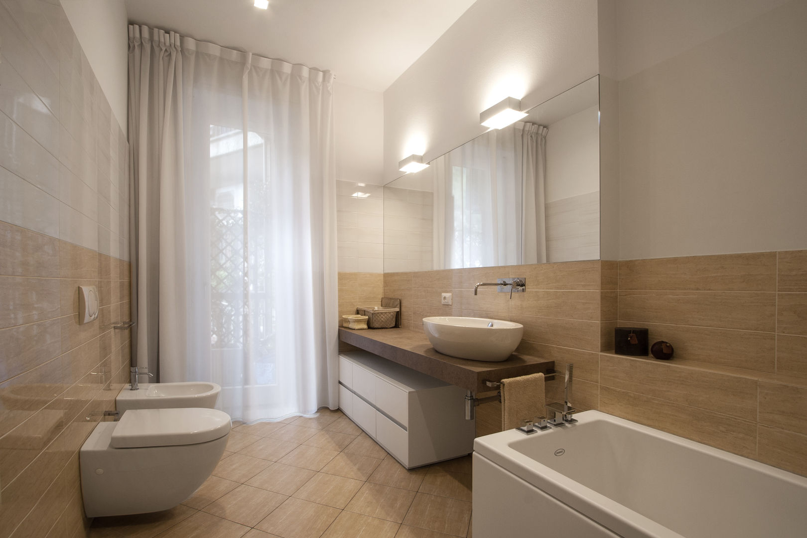 37VM_Ristrutturazione di un appartamento a Como, Chantal Forzatti architetto Chantal Forzatti architetto Modern bathroom سرامک