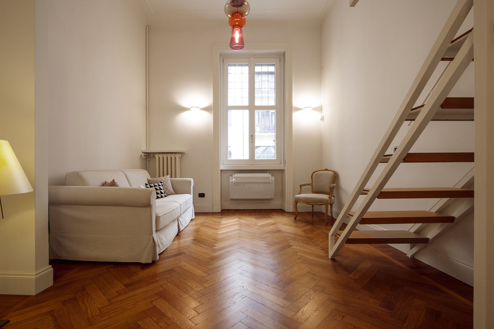 18VT_Relooking di un bilocale a Milano*, Chantal Forzatti architetto Chantal Forzatti architetto Moderne woonkamers Massief hout Bont