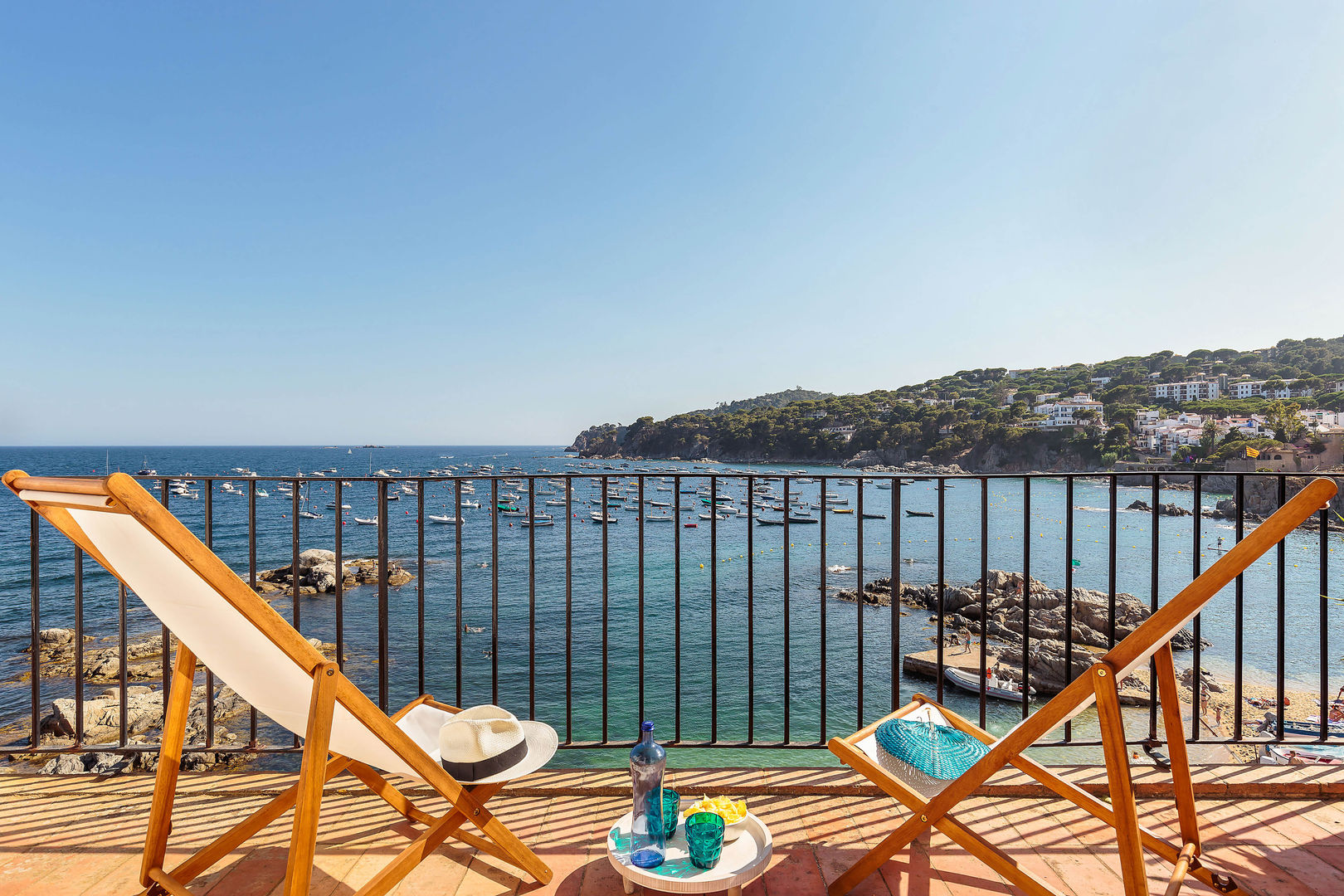 Espectaculares vistas al mar desde una de las terrazas Markham Stagers Balcones y terrazas de estilo mediterráneo casa de la playa,terraza con vistas,casa tradicional,estilo mediterraneo,hamaca,sol,mar,vistas al mar,costa brava