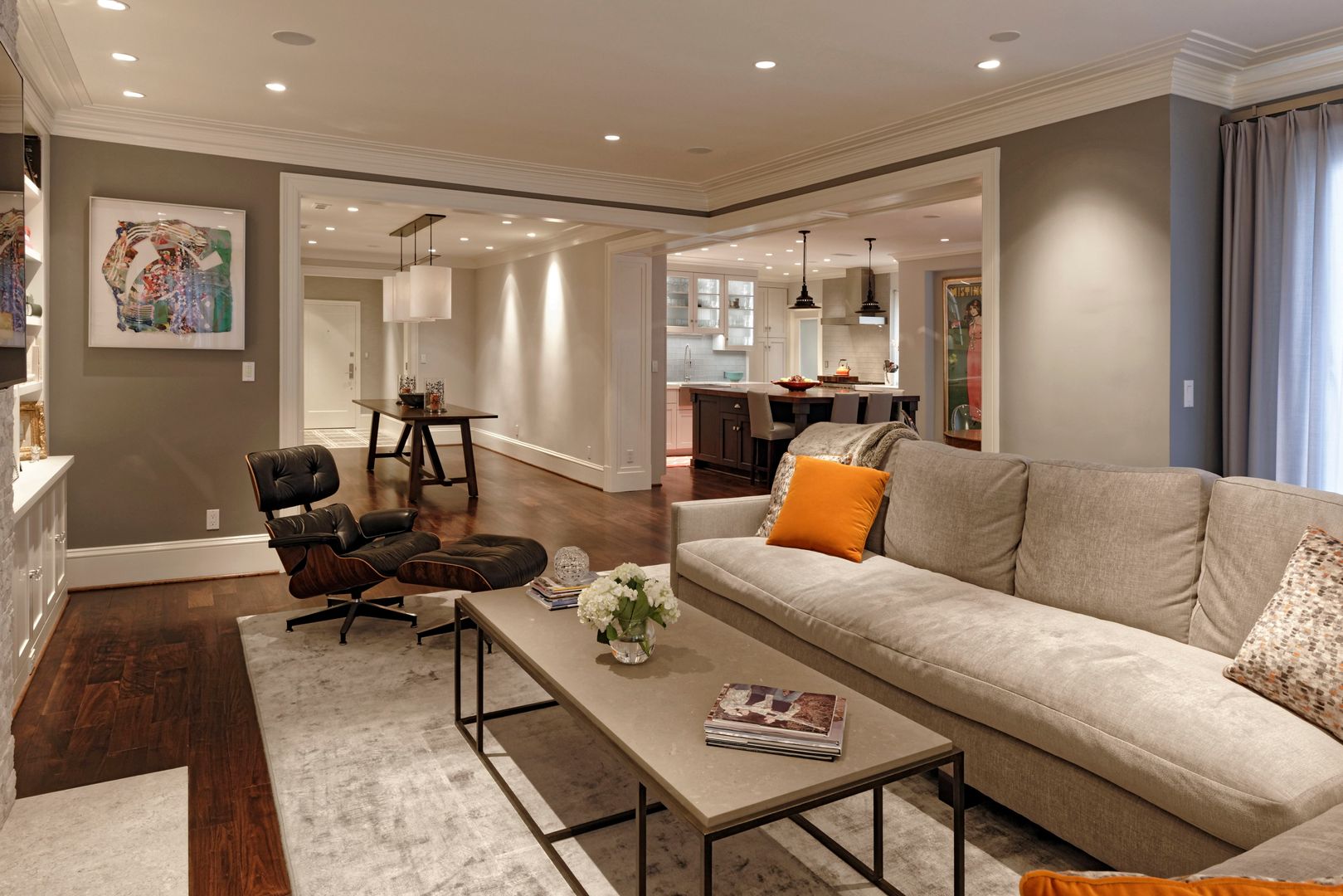 Luxury Kalorama Condo Renovation in Washington DC, BOWA - Design Build Experts BOWA - Design Build Experts غرفة المعيشة