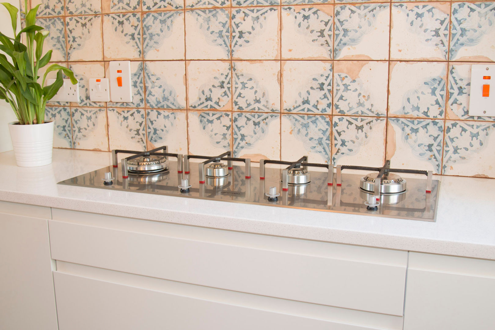 Striking Ceramic Tiles, and a modern SMEG hob homify 빌트인 주방 우드 우드 그레인 ceramic tiles,patterned tiles,stone worktops,gas hob,smeg