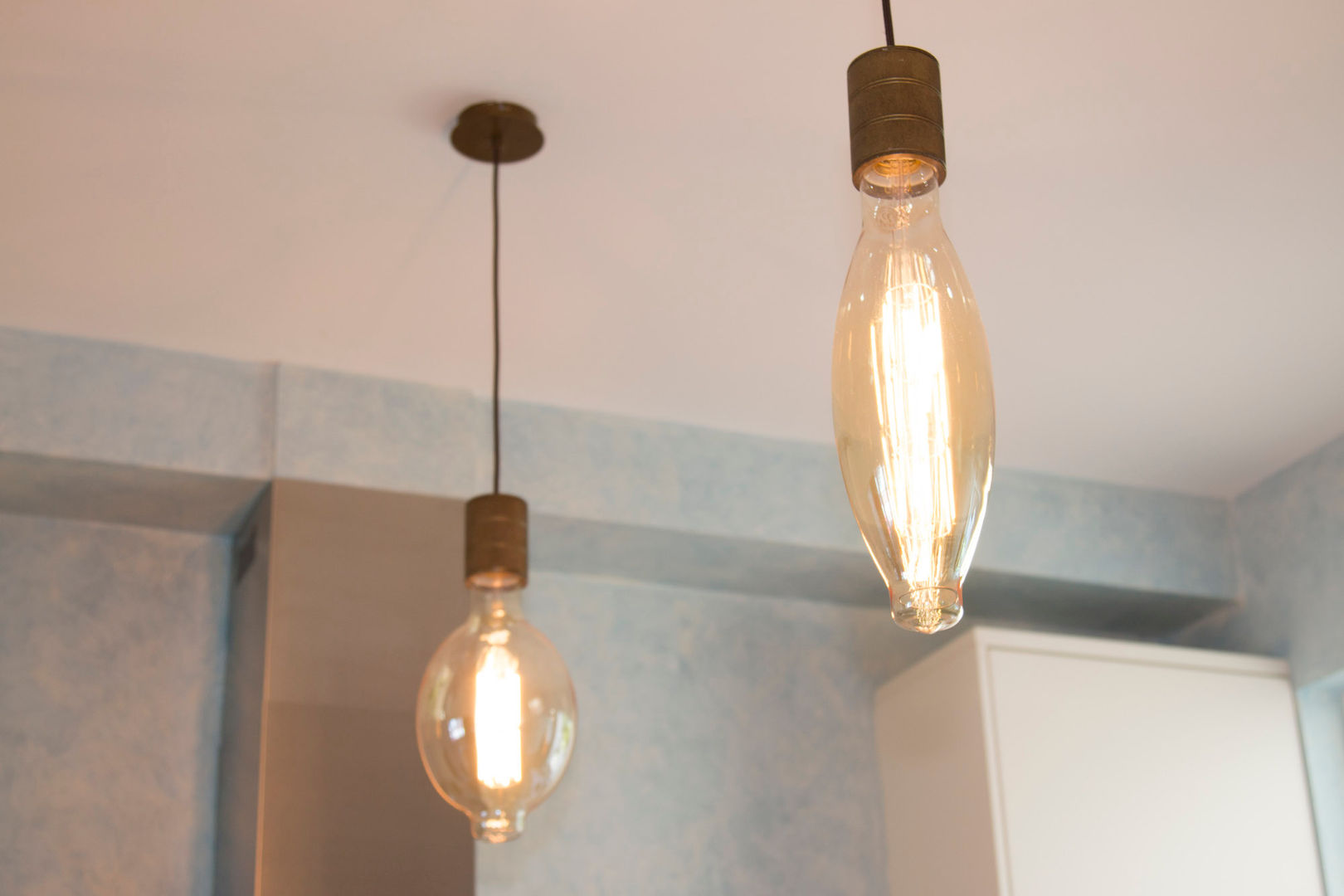 Filament bulbs above the kitchens island add ambience homify Ankastre mutfaklar Ahşap Ahşap rengi lighting,kitchen lights,quirky,ecclectic