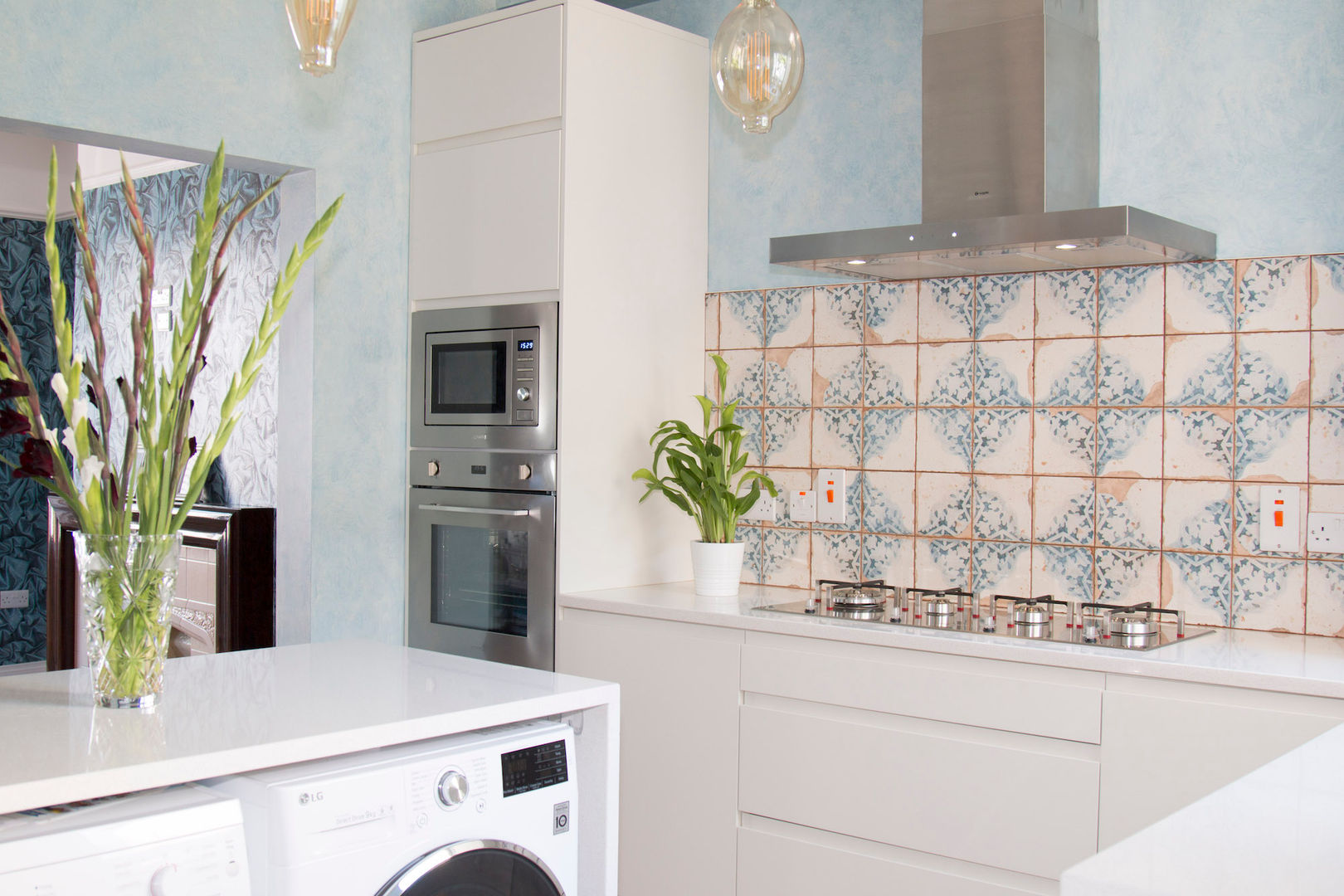 A small kitchen, with practical design. homify Einbauküche Holz Holznachbildung modern kitchen,quirky,ecclectic,cream kitchen,patterned tiles