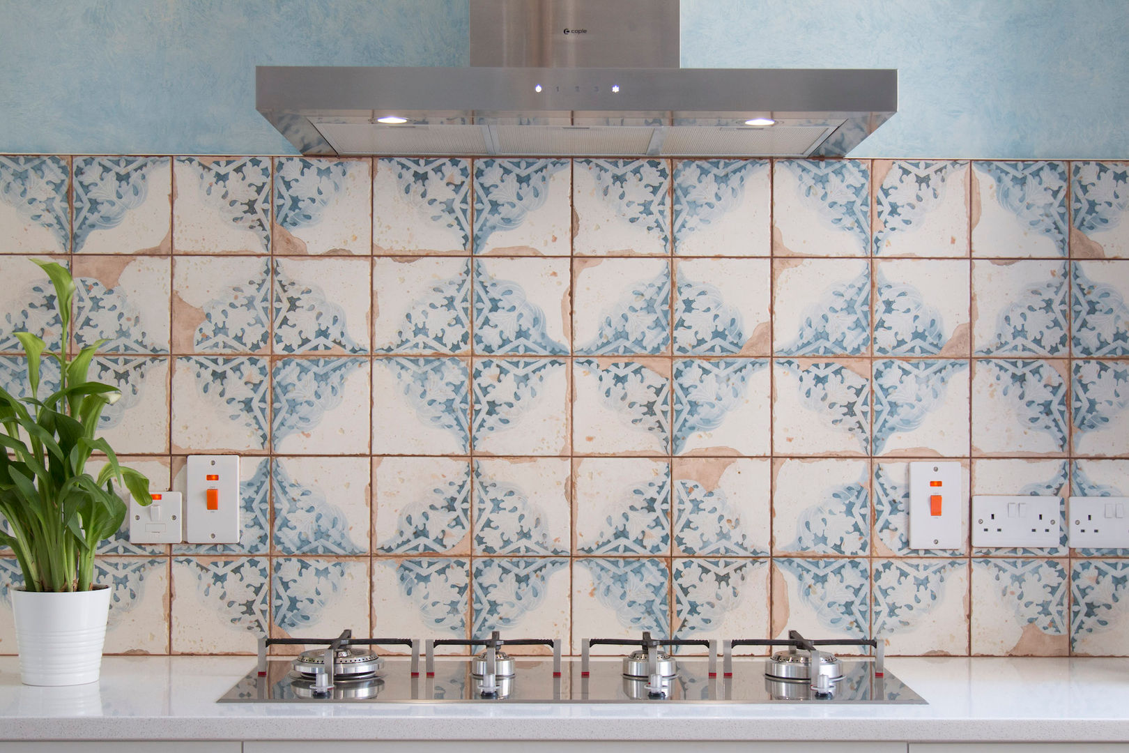 We love tiles! homify Bếp xây sẵn Gỗ Wood effect cooker hood,patterned tiles,eccentric kitchen,modern kitchen,gas hob