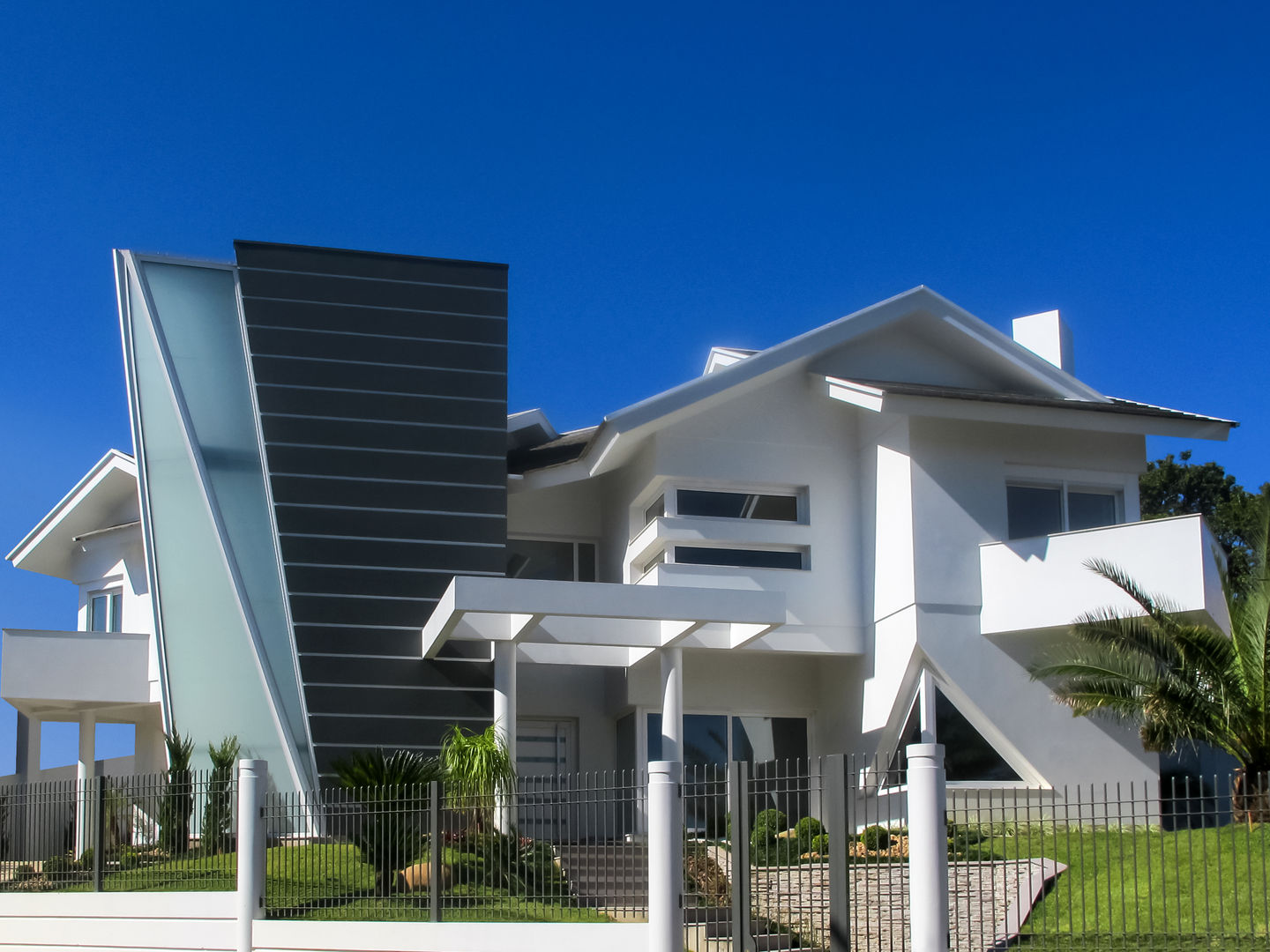 Casa com tipologias diferentes Simone Miranda Representante - Amplex Aberturas em PVC Condomínios