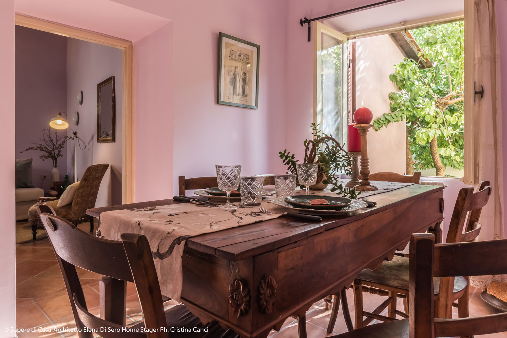 il verde in finestra Sapere di Casa - Architetto Elena Di Sero Home Stager Sala da pranzo eclettica decorazioni della tavola,candele,sedia tavolo da pranzo,tavolo da pranzo