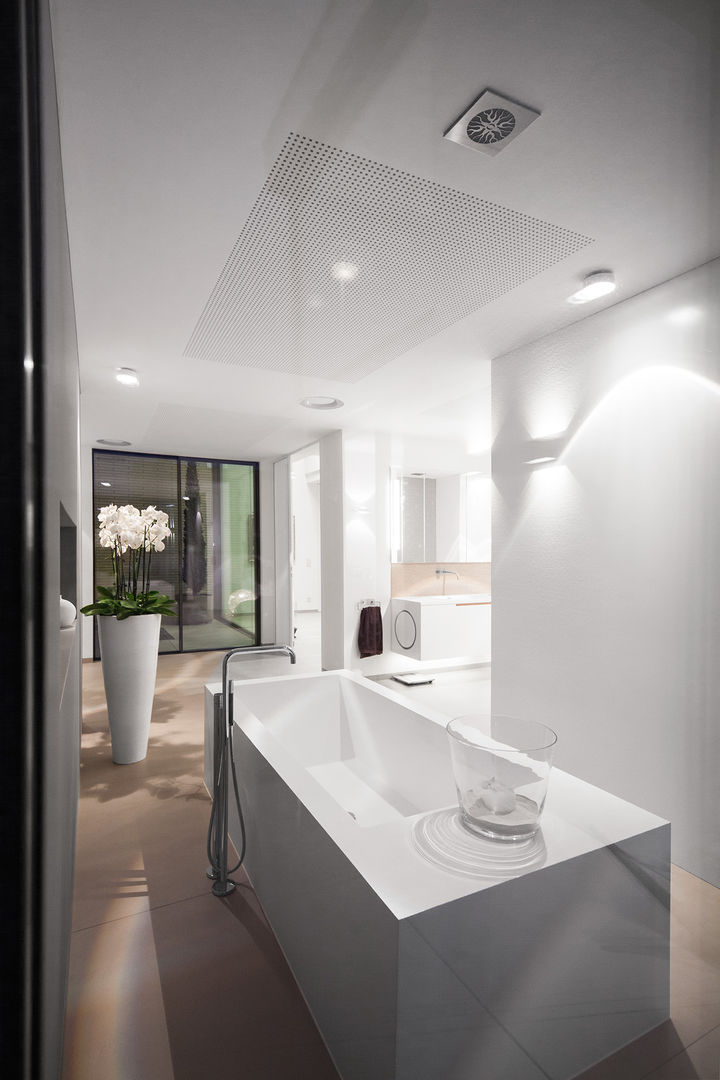 Nero Assoluto im Rauchglas, Schmid Schreinerei GmbH & Co. KG Schmid Schreinerei GmbH & Co. KG Modern style bathrooms Bathtubs & showers