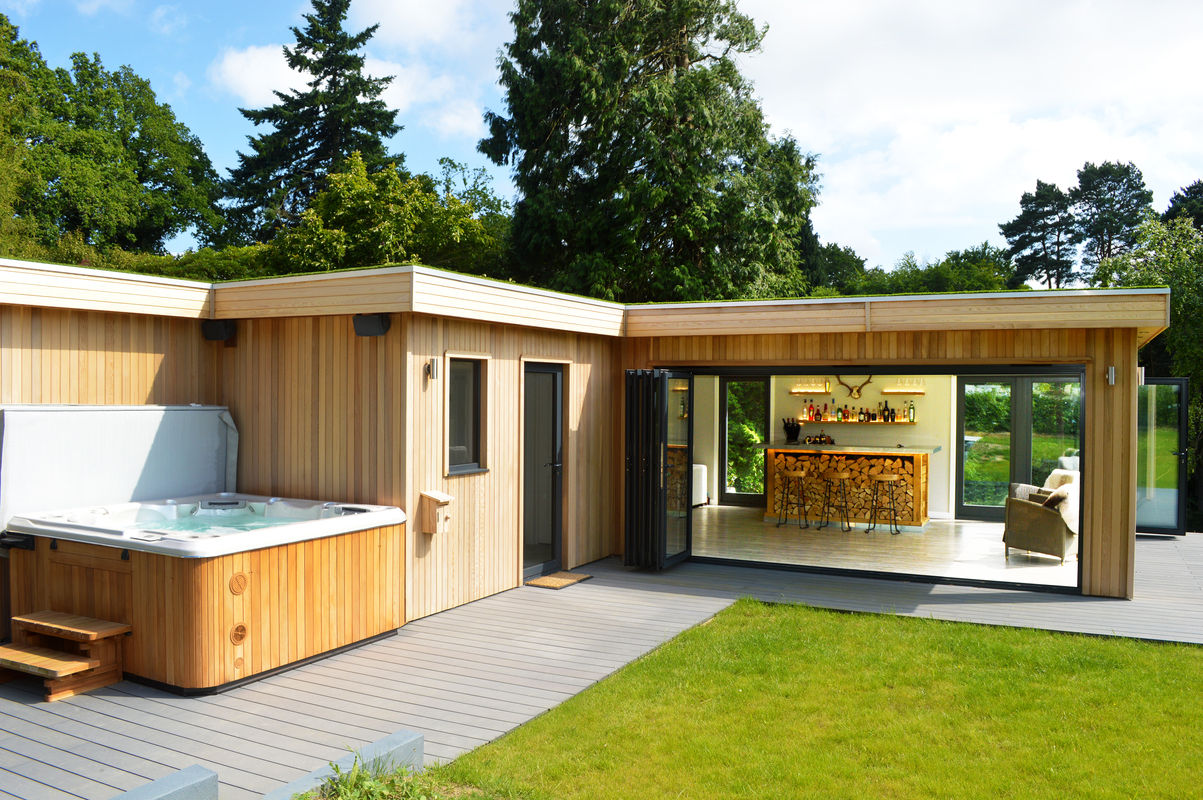 Cedar garden room with hot tub and bar Crown Pavilions 미니멀리스트 정원