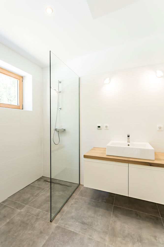 COMMOD - Wir bauen Ihr individuelles Holzmodulhaus., COMMOD-Haus GmbH COMMOD-Haus GmbH Modern bathroom Sinks