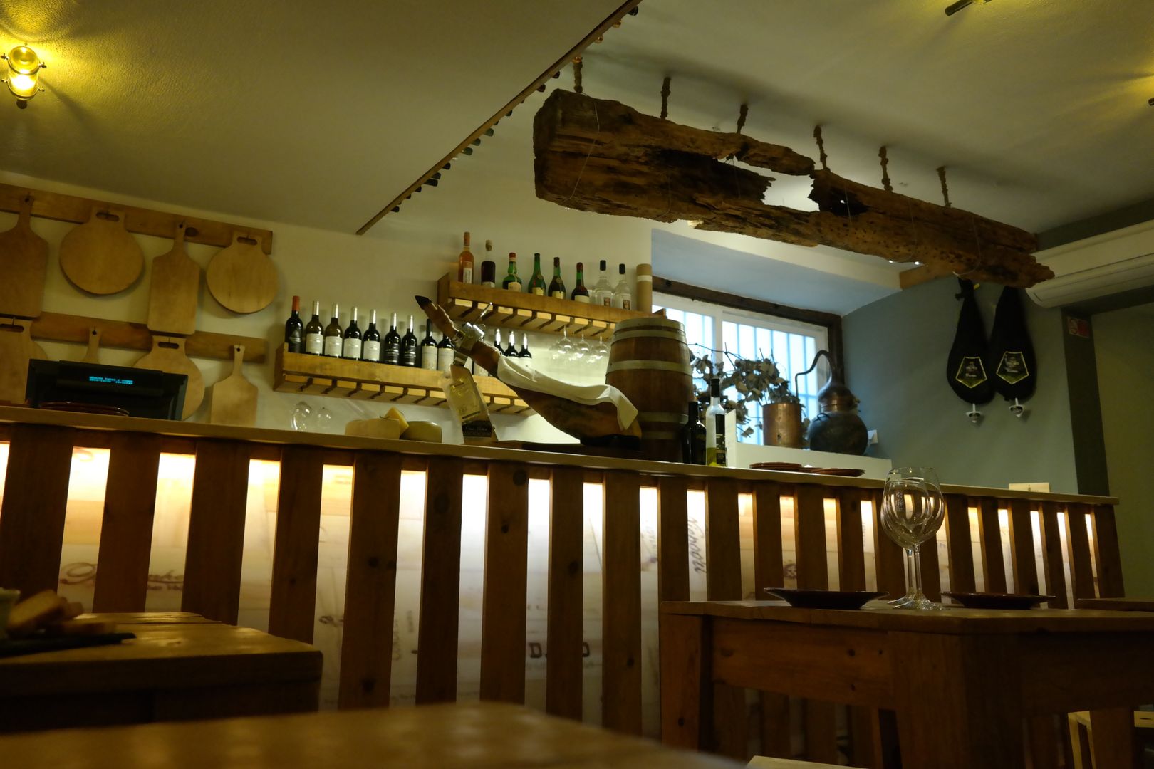 Restaurante . Lisboa . Alfama . A Muralha - Tapas e Vinhos, aponto aponto Commercial spaces Solid Wood Multicolored Gastronomy
