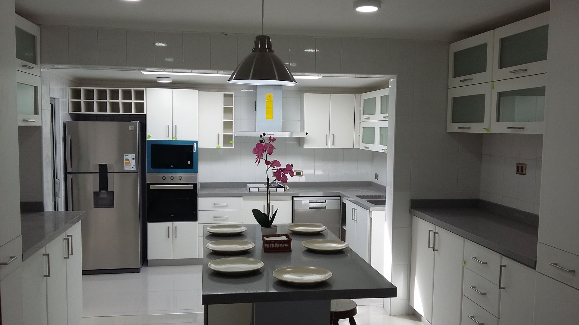 homify Built-in kitchens گرینائٹ