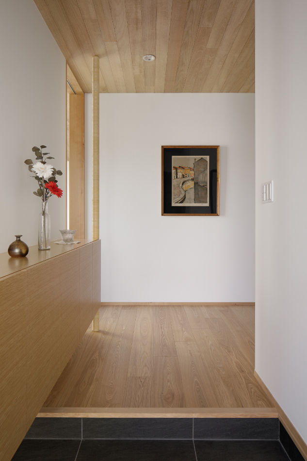 044流山Tさんの家, atelier137 ARCHITECTURAL DESIGN OFFICE atelier137 ARCHITECTURAL DESIGN OFFICE Modern corridor, hallway & stairs لکڑی Wood effect