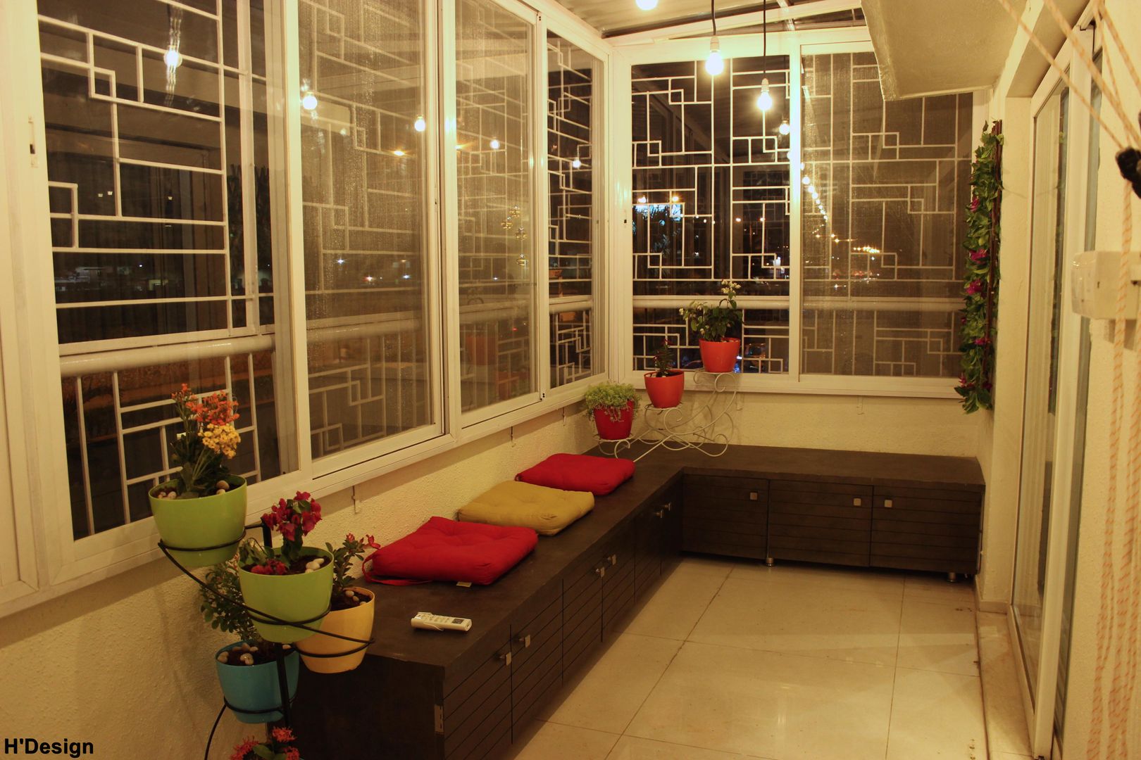 Mystic Moods,Pune, H interior Design H interior Design Modern Balkon, Veranda & Teras
