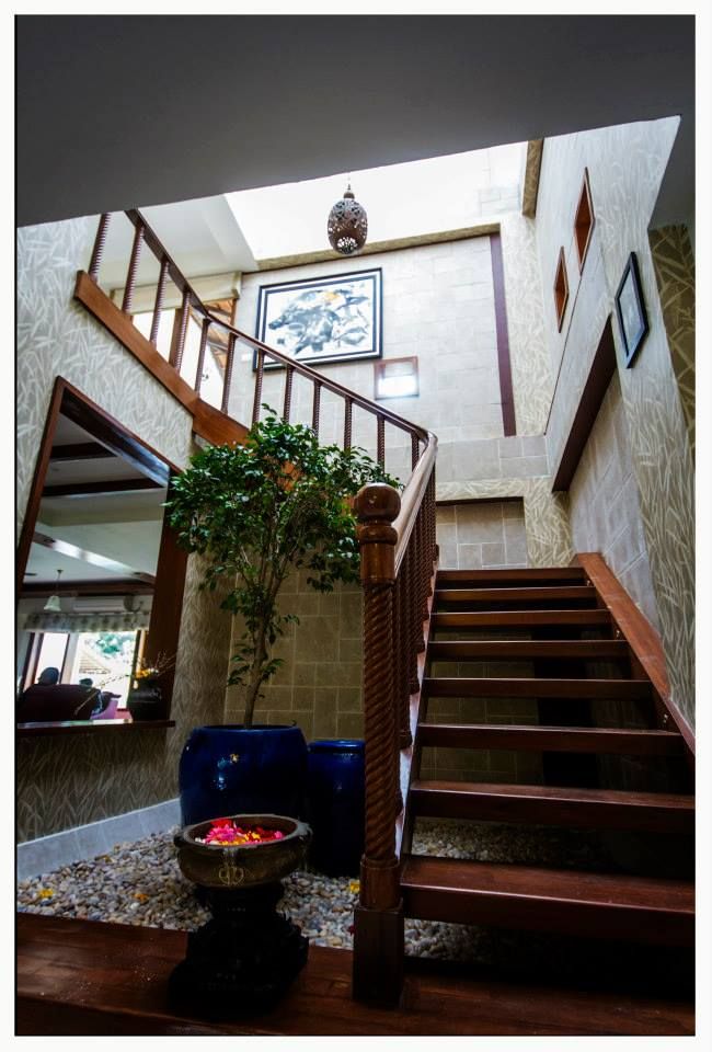 Rahaman's residence, Sandarbh Design Studio Sandarbh Design Studio Eclectic style corridor, hallway & stairs