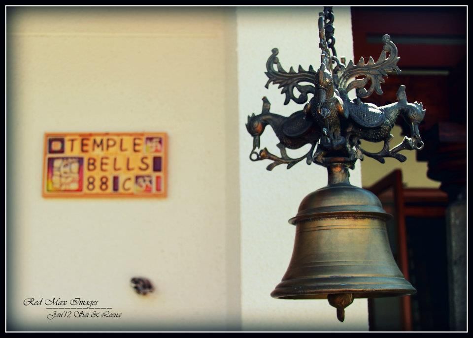 Temple Bells - Arati and Sundaresh's Residence, Sandarbh Design Studio Sandarbh Design Studio غرف اخرى Other artistic objects