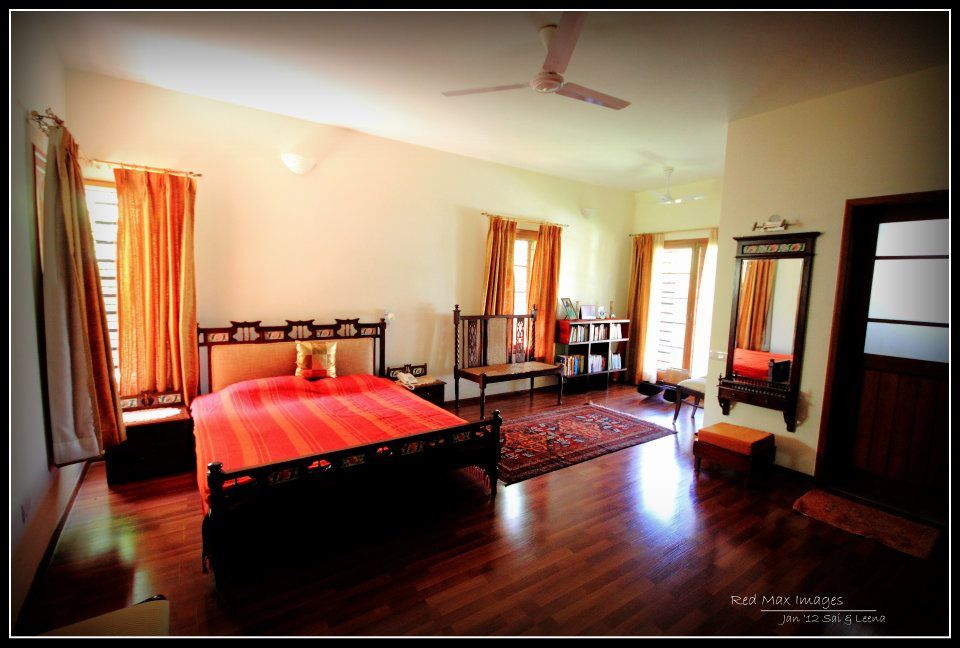 Temple Bells - Arati and Sundaresh's Residence, Sandarbh Design Studio Sandarbh Design Studio Camera da letto eclettica