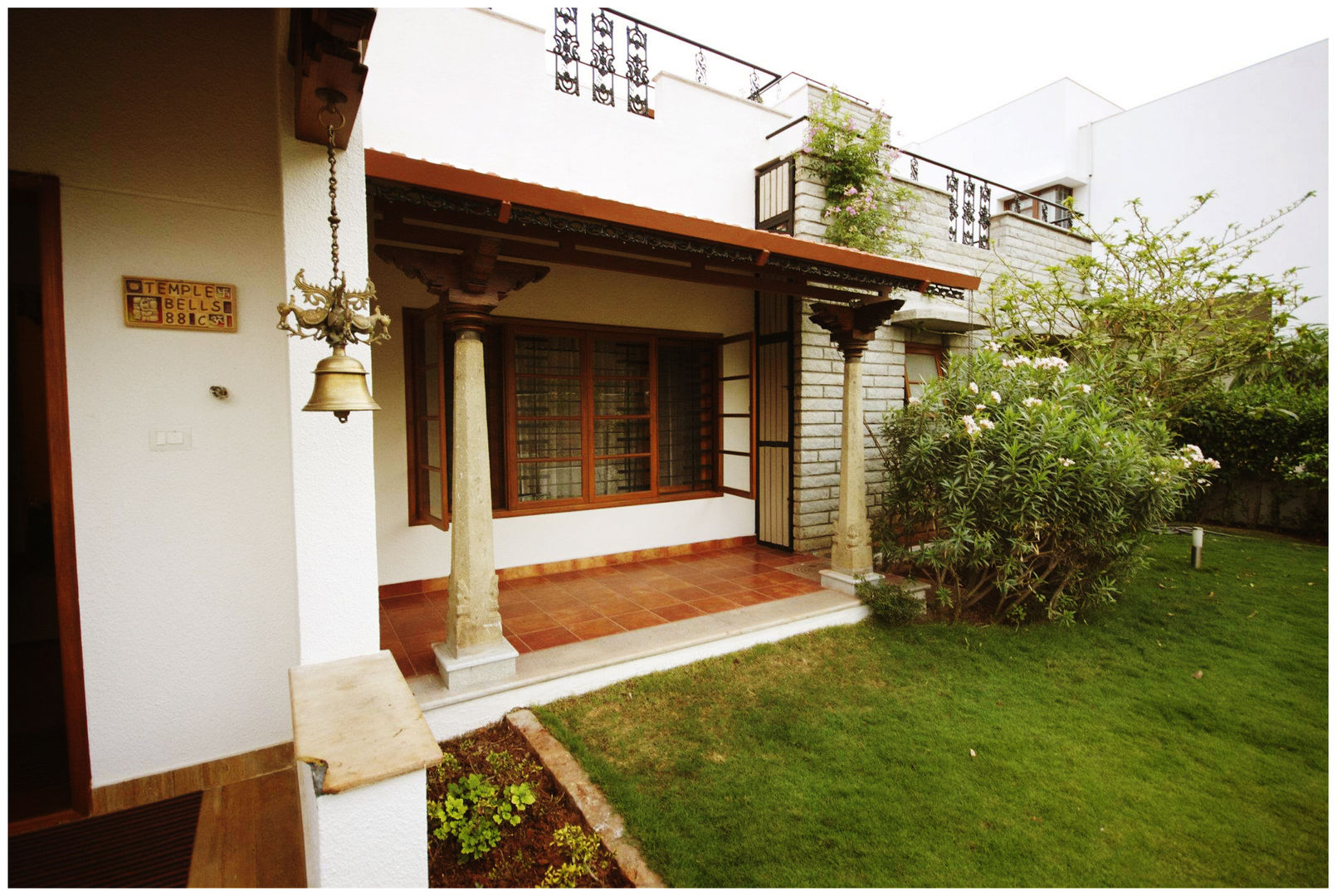 Temple Bells - Arati and Sundaresh's Residence, Sandarbh Design Studio Sandarbh Design Studio สวน