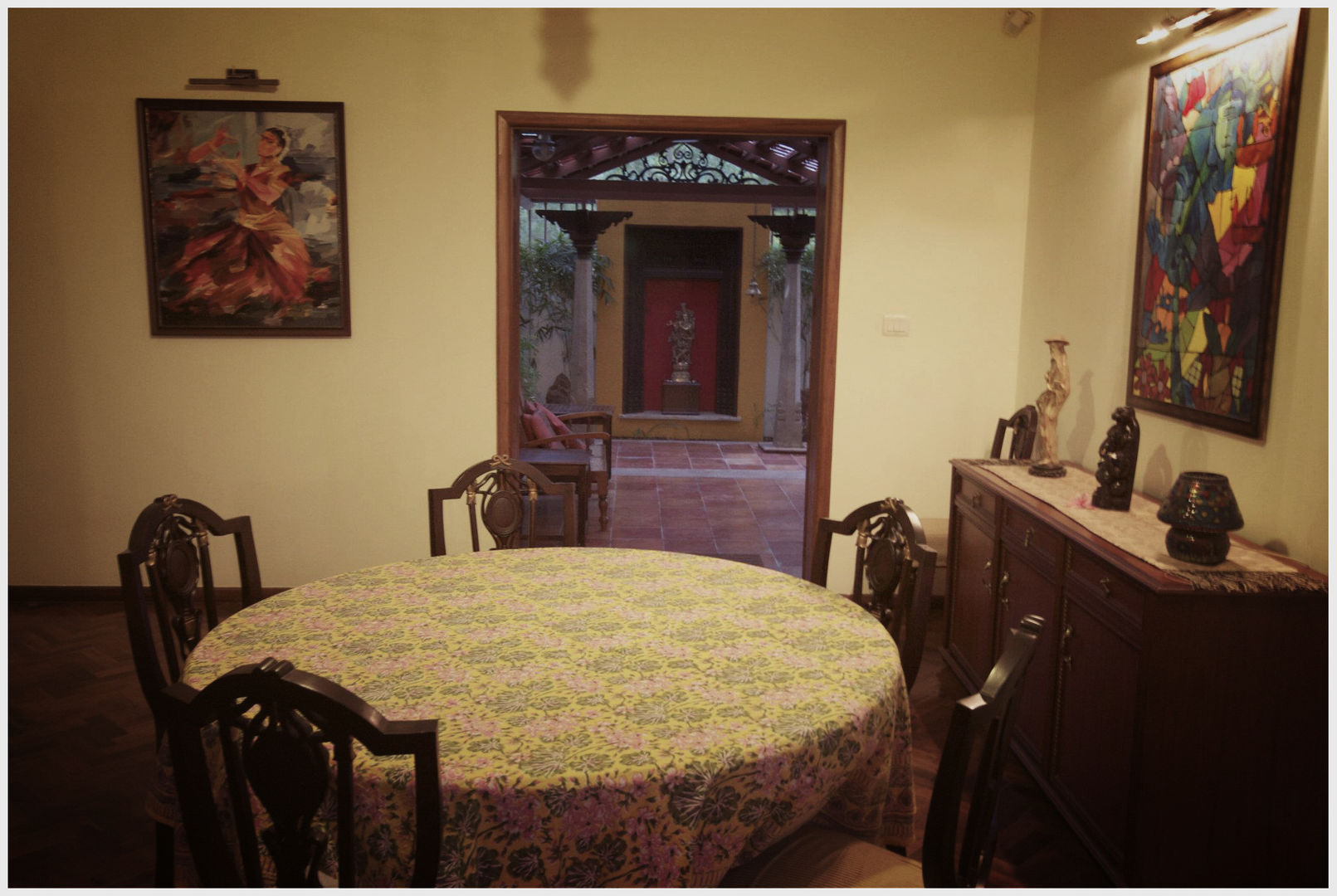 Temple Bells - Arati and Sundaresh's Residence, Sandarbh Design Studio Sandarbh Design Studio Comedores de estilo ecléctico
