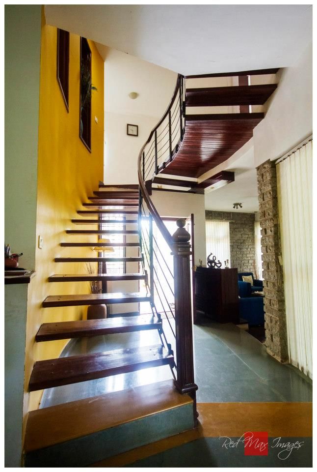 Kaivalya - Bhaskar's residence, Sandarbh Design Studio Sandarbh Design Studio Eclectic style corridor, hallway & stairs