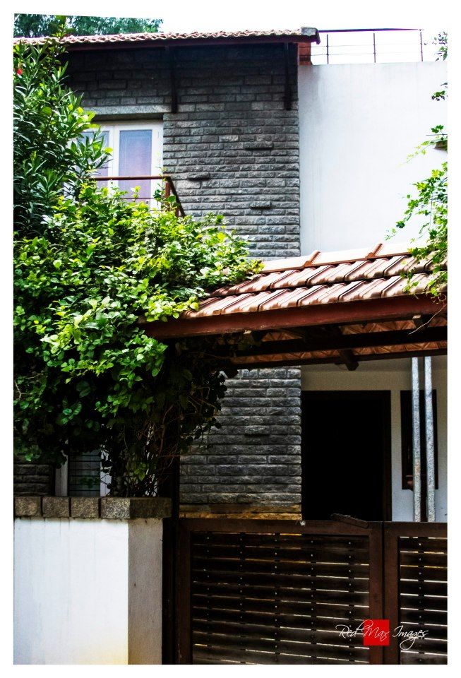 Kaivalya - Bhaskar's residence, Sandarbh Design Studio Sandarbh Design Studio غرفة المعيشة