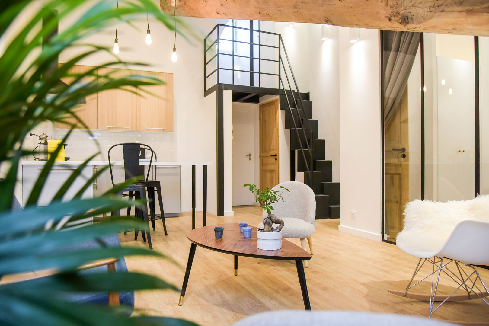 Conversion d'anciennes combles en appartement duplex, Atelier MADI Atelier MADI 모던스타일 거실