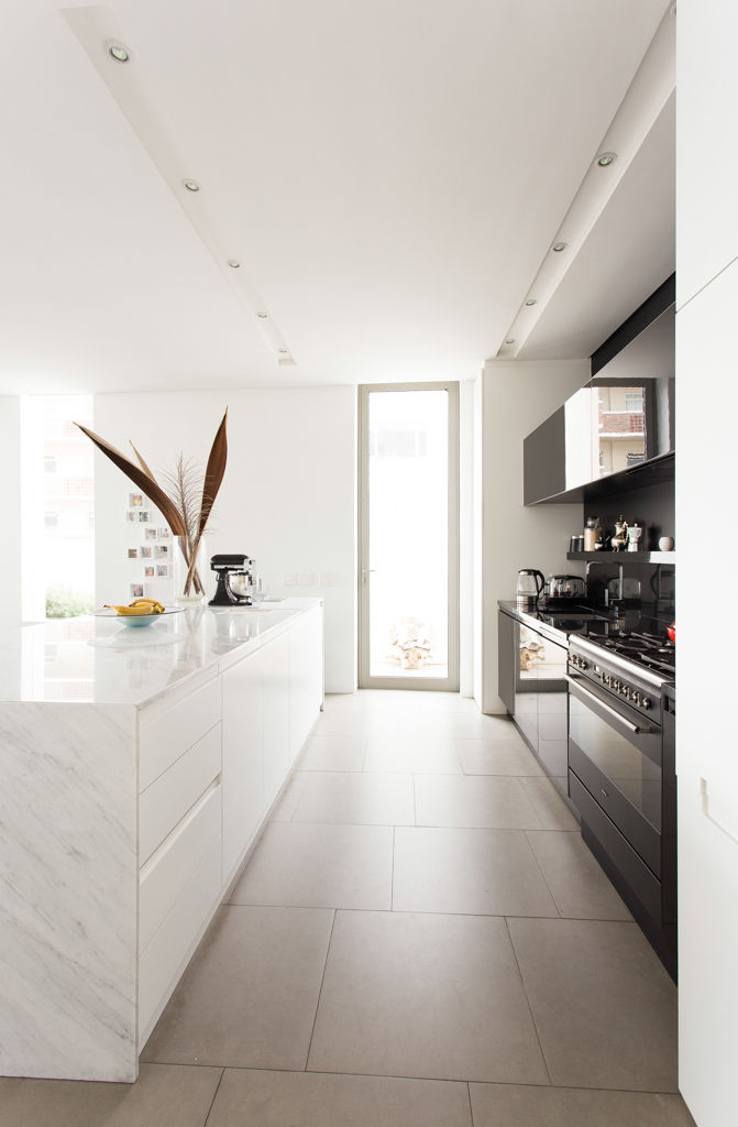 NEW HOUSE GARDENS, CAPE TOWN, Grobler Architects Grobler Architects Minimalist kitchen Marble