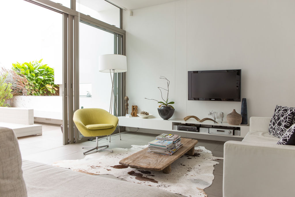 NEW HOUSE GARDENS, CAPE TOWN, Grobler Architects Grobler Architects Salas de estilo minimalista