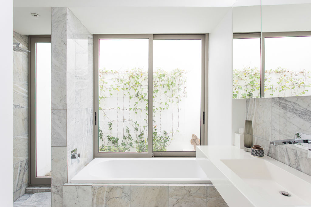 NEW HOUSE GARDENS, CAPE TOWN, Grobler Architects Grobler Architects Bathroom سنگ مرمر