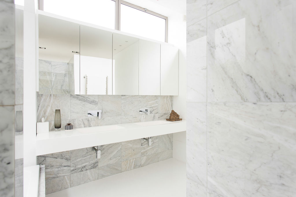 NEW HOUSE GARDENS, CAPE TOWN, Grobler Architects Grobler Architects Minimalist style bathrooms Marble