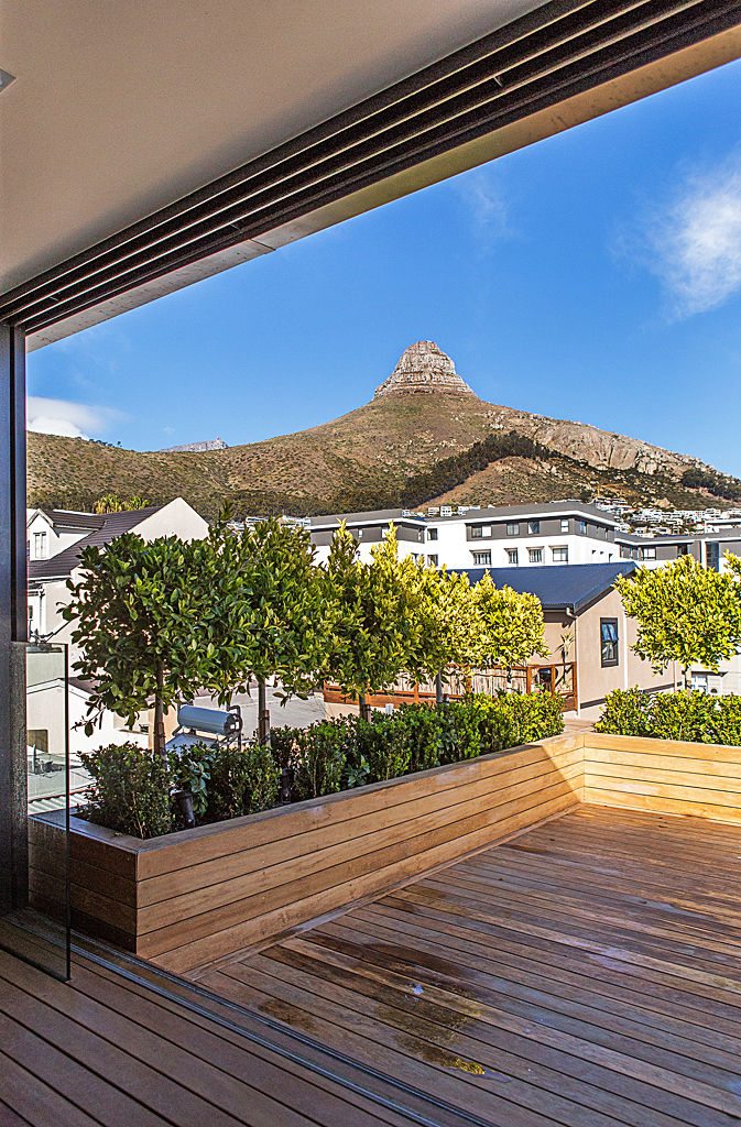 ALTERATION FRESNAYE, CAPE TOWN, Grobler Architects Grobler Architects Balkon, Beranda & Teras Modern Parket Multicolored