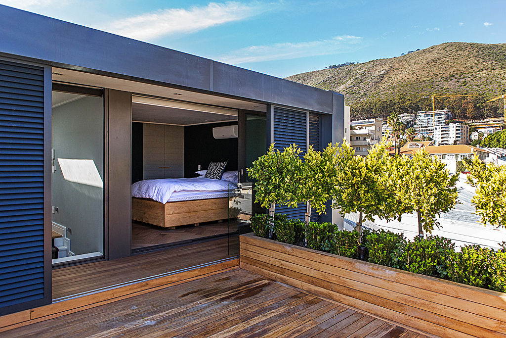 ALTERATION FRESNAYE, CAPE TOWN, Grobler Architects Grobler Architects Balkon, Beranda & Teras Modern Parket Multicolored