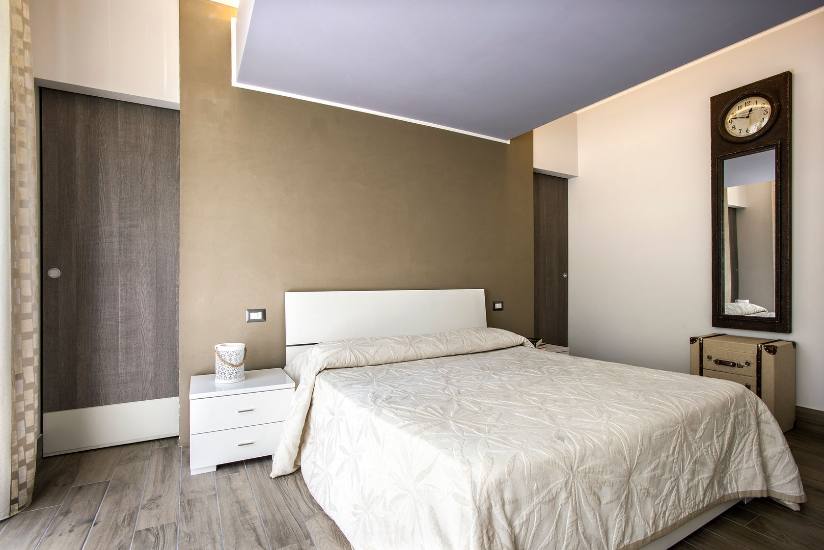 Parco degli Acquedotti, studioQ studioQ Camera da letto moderna camera da letto,controsoffitto,cartongesso,illuminazione,roma,cabina armadio,porta a scomparsa,parquet,bagno in camera,porte artigianali,ristrutturazione