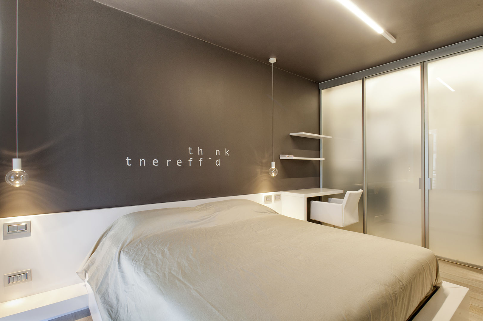 foto camera da letto con parete decorata su disegno Silvana Barbato Camera da letto moderna camera da letto