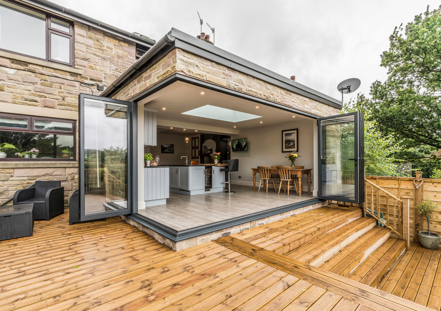 Pillarless corner creates an open interface between outside and in John Gauld Photography Casas modernas: Ideas, imágenes y decoración bifold doors,Structural steel,RSJ,Patio,Decking