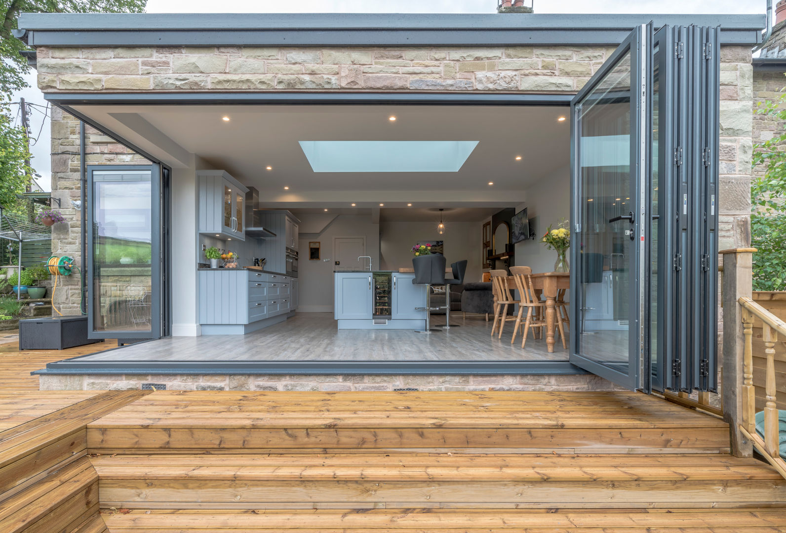 Looking in John Gauld Photography Кухня в стиле модерн Decking,Patio,Kitchen,family room