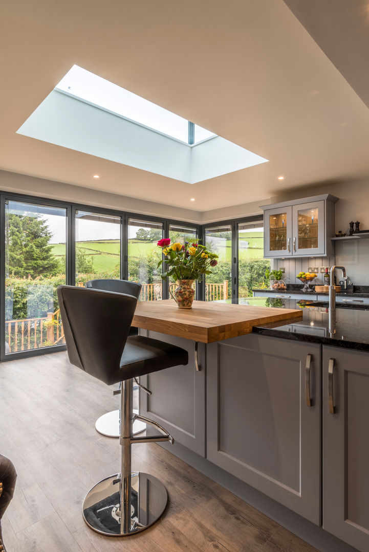 Breakfast bar with a view John Gauld Photography Cocinas de estilo moderno Breakfast bar,bi-fold doors,shaker cabinets,pale grey