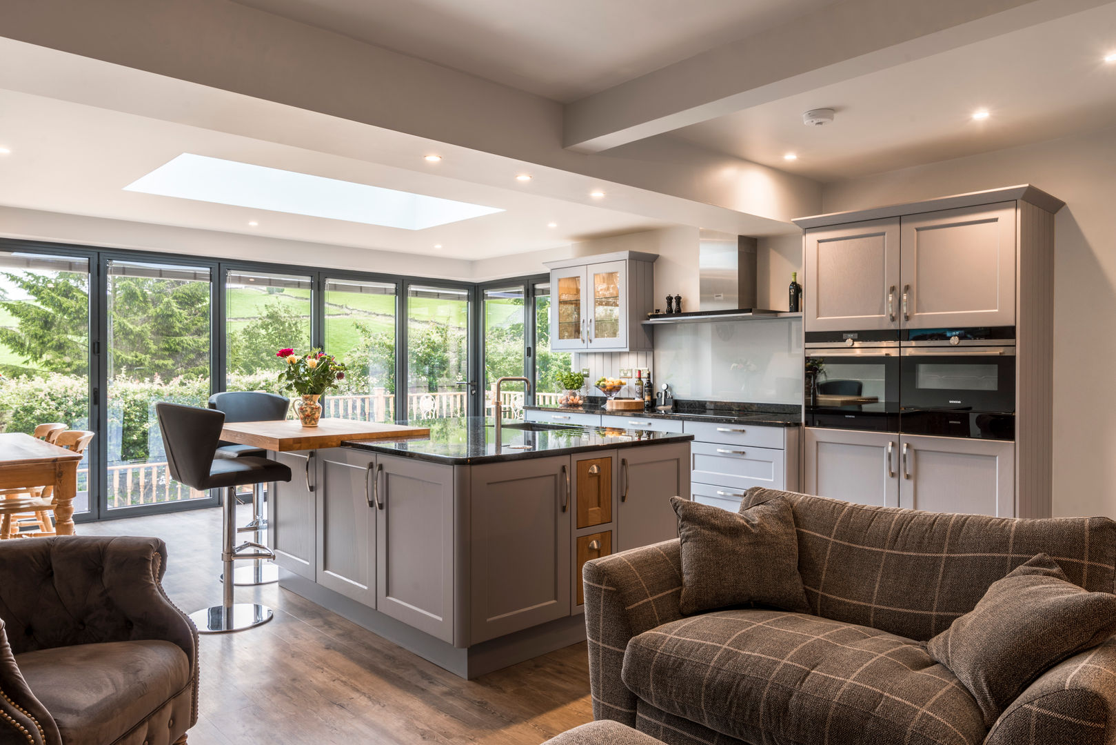 High Peak. Stunning views of the High Peak countryside from this family room extension, John Gauld Photography John Gauld Photography 現代廚房設計點子、靈感&圖片 kitchen island