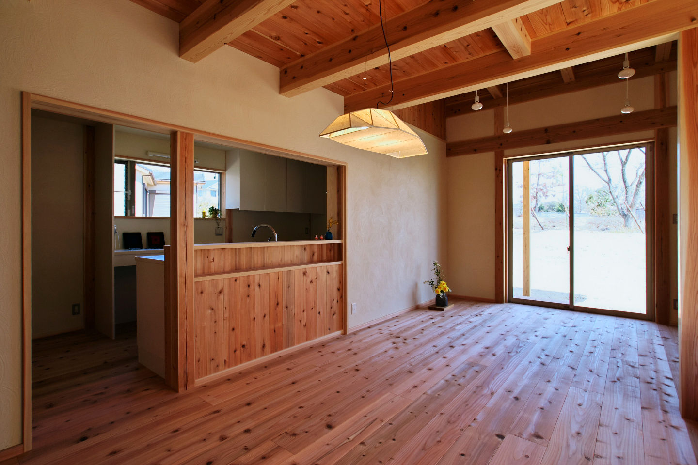 舞多聞の家 SKIP FLOOR HOUSE HYOGO，JAPAN, 水野建築研究所 水野建築研究所 Living room Solid Wood Multicolored