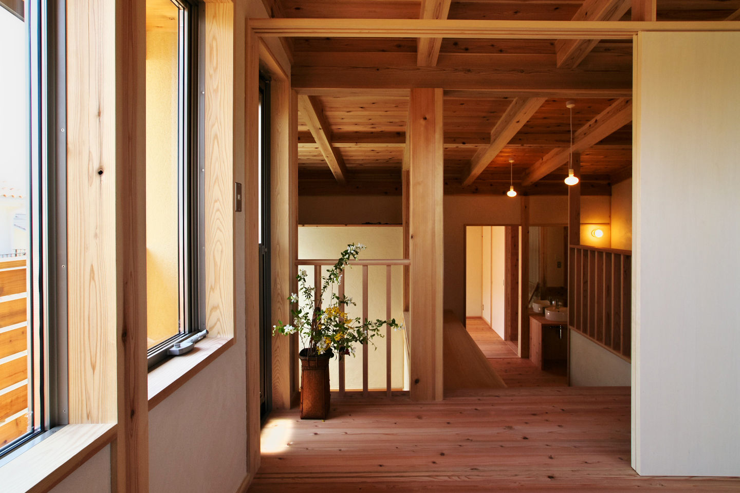 舞多聞の家 SKIP FLOOR HOUSE HYOGO，JAPAN, 水野建築研究所 水野建築研究所 Nursery/kid’s room Solid Wood Multicolored