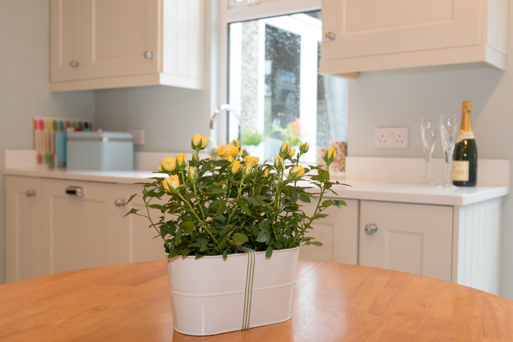 Fresh flowers and plants are the perfect way to dress a room homify Built-in kitchens لکڑی Wood effect ivory kitchen,classic kitchen,traditional kitchen,plants,foliage