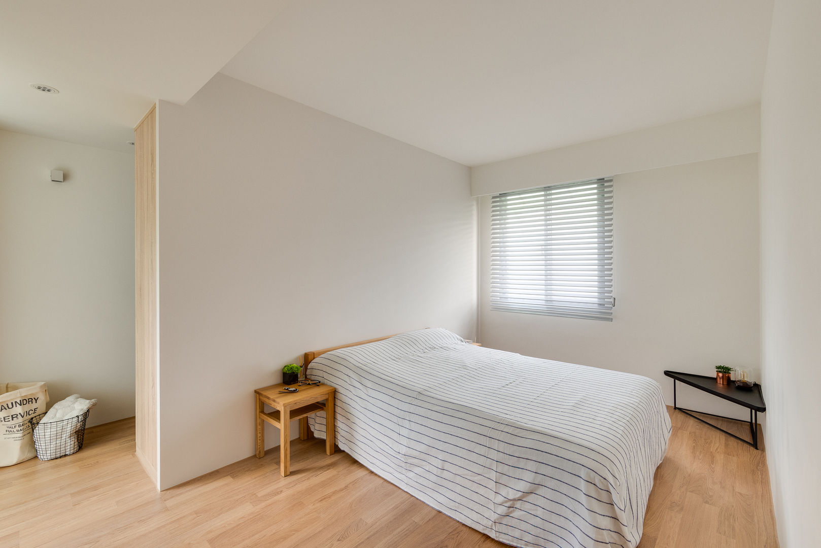 主臥房 御見設計企業有限公司 Minimalist bedroom Solid Wood Multicolored