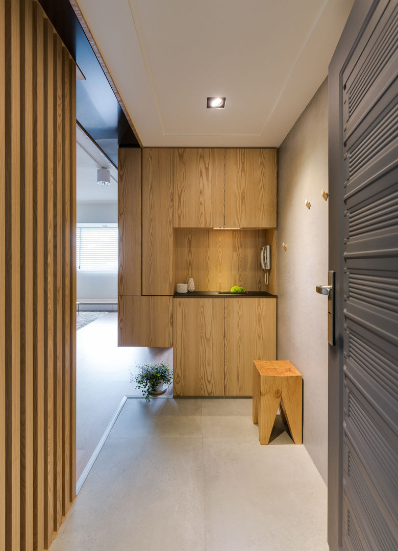 玄關 御見設計企業有限公司 Minimalist corridor, hallway & stairs Wood Wood effect