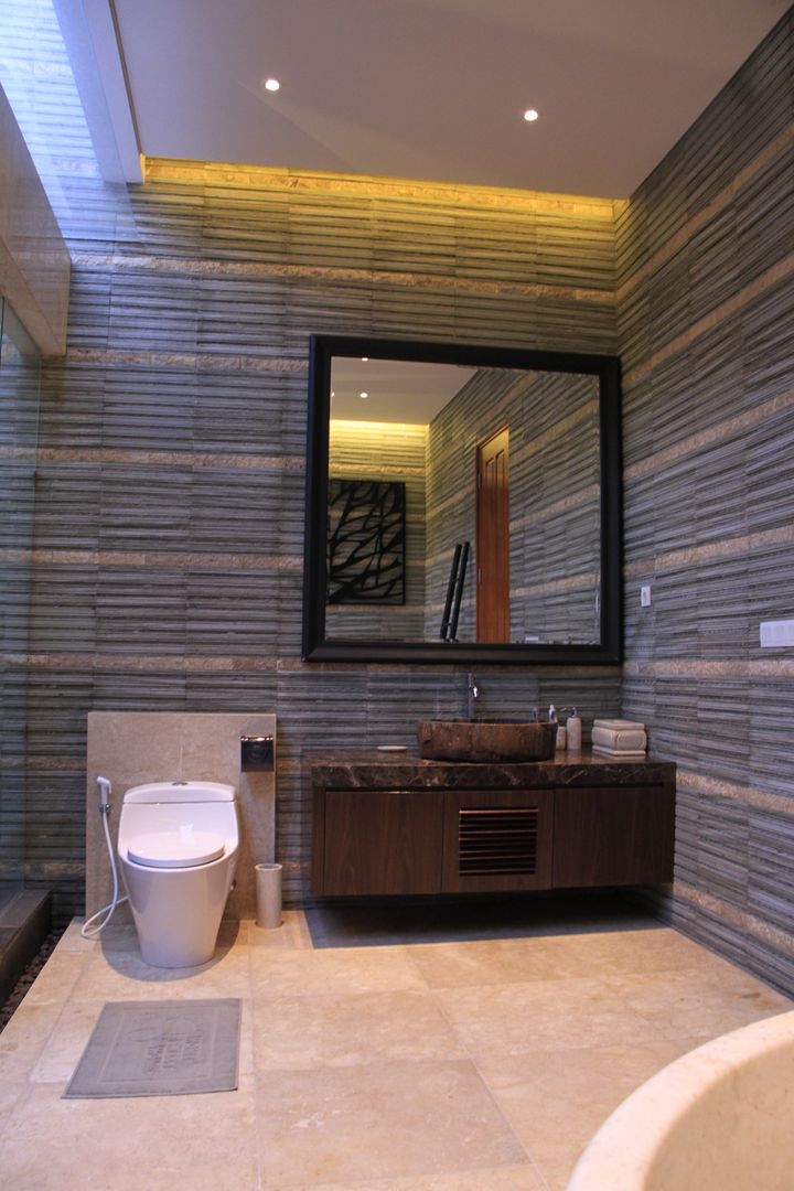 Private villa , Kottagaris interior design consultant Kottagaris interior design consultant Tropical style bathroom Toilets