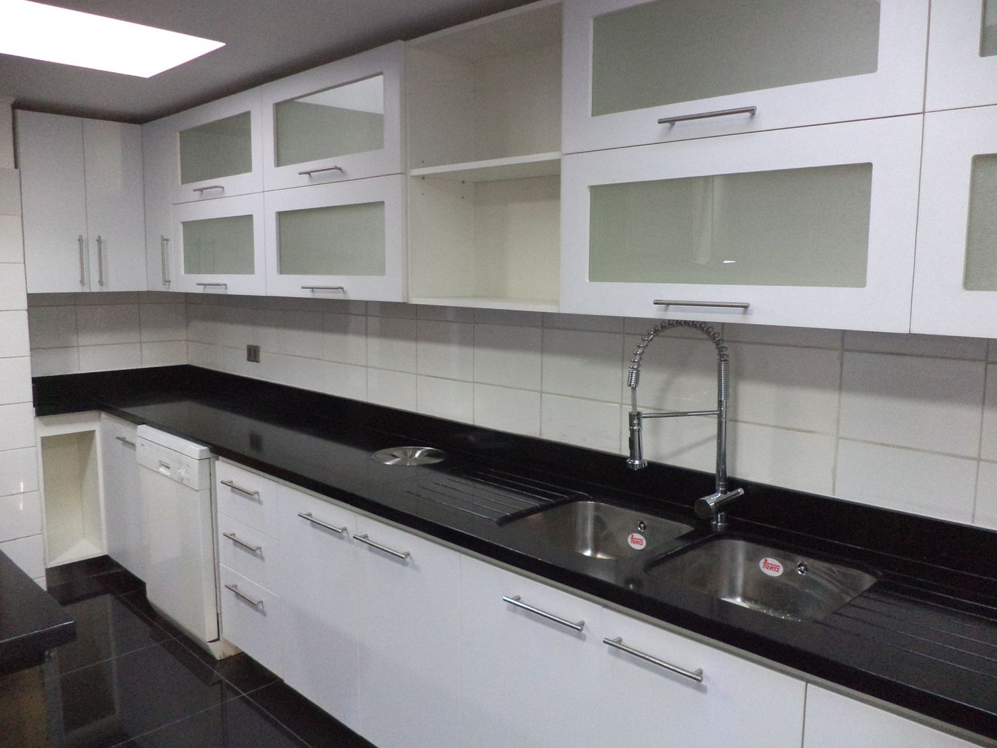 homify Built-in kitchens گرینائٹ