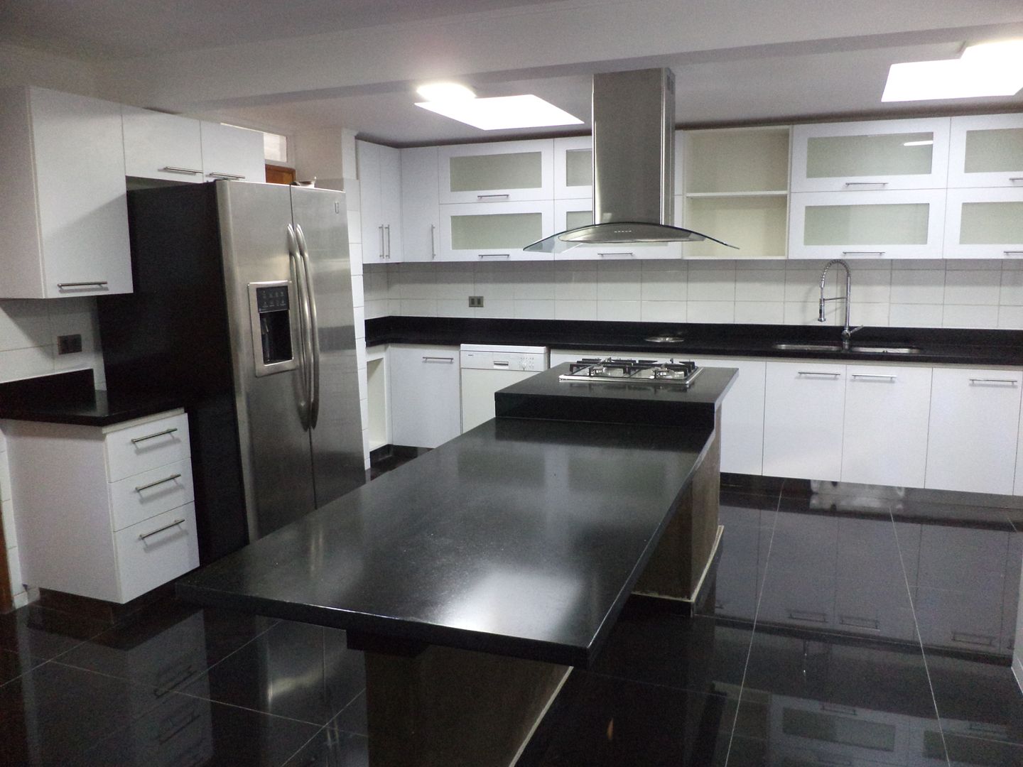 homify Built-in kitchens گرینائٹ