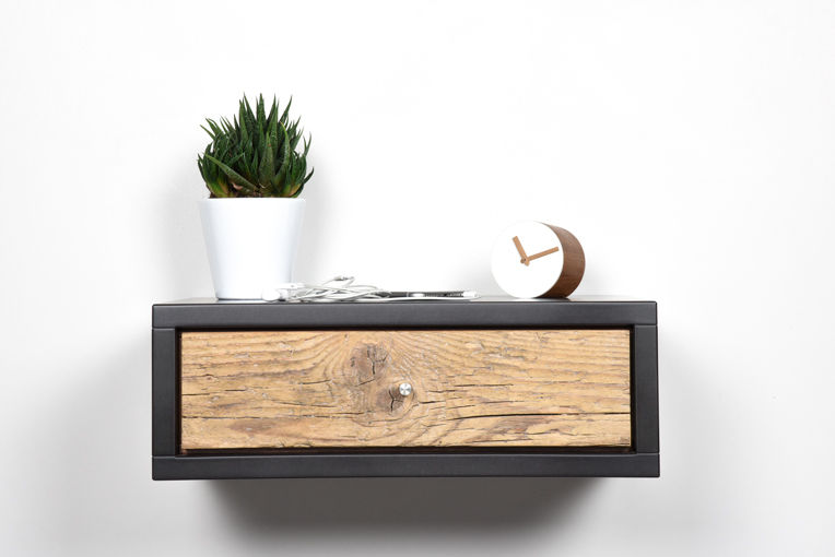 Comodino / Piccolo comodino sospeso grigio pietra con frontale antico in legno di abete / Console a muro / Tavolino da parete con cassetto, Ebanisteria Cavallaro Ebanisteria Cavallaro Phòng ngủ phong cách hiện đại Than củi Multicolored Bedside tables