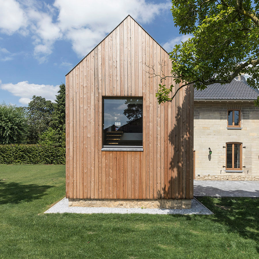 Nieuwe aanbouw met groot venster De Nieuwe Context Rijtjeshuis Hout Hout venster,hout,gevel,bekleding,herenhuis,mergel,gras