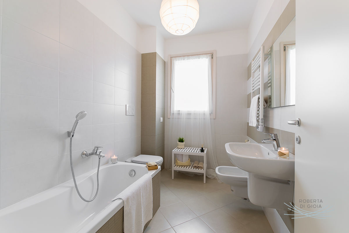 Appartamento campione in palazzine di nuova costruzione a Cormano (provincia di Milano), Home Staging & Dintorni Home Staging & Dintorni Scandinavian style bathrooms