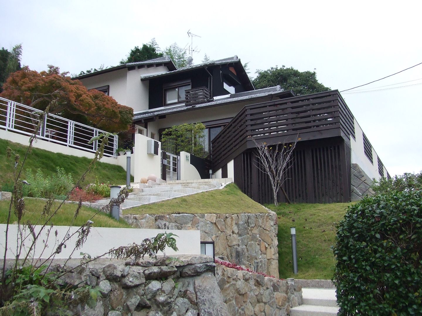 緑豊かな郊外に建つ和モダンの住まい, やまぐち建築設計室 やまぐち建築設計室 Modern houses Wood Wood effect